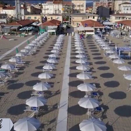 Front Beach Apartments Виареджо Экстерьер фото