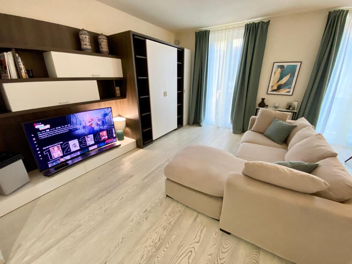 Front Beach Apartments Виареджо Экстерьер фото