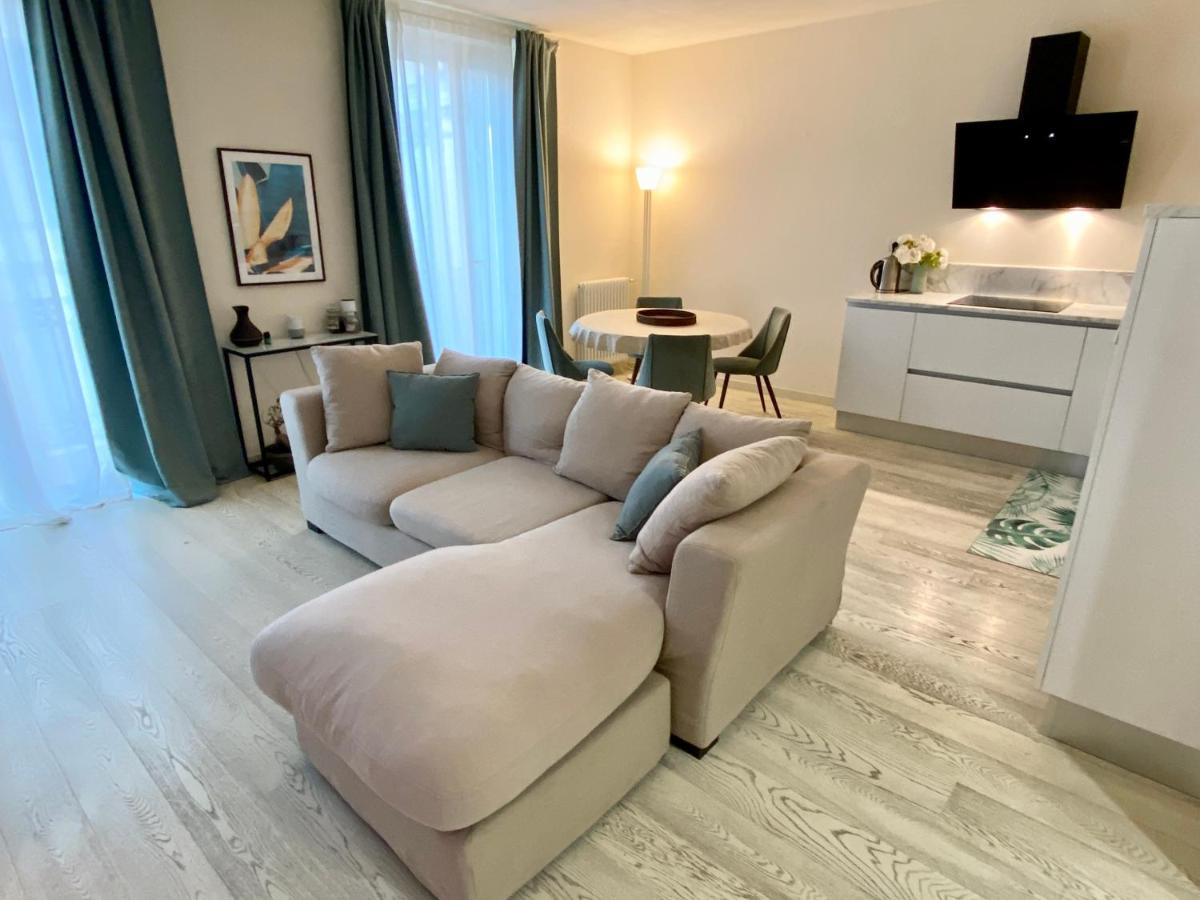 Front Beach Apartments Виареджо Экстерьер фото