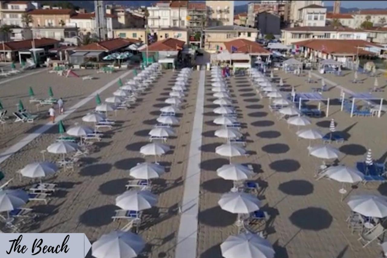 Front Beach Apartments Виареджо Экстерьер фото